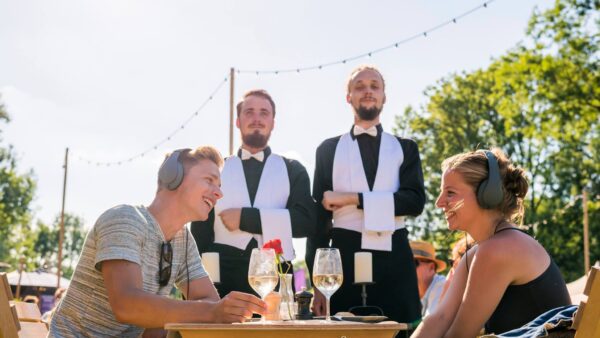 Tafeltje dekje Man in Pak Producties obers aan tafel