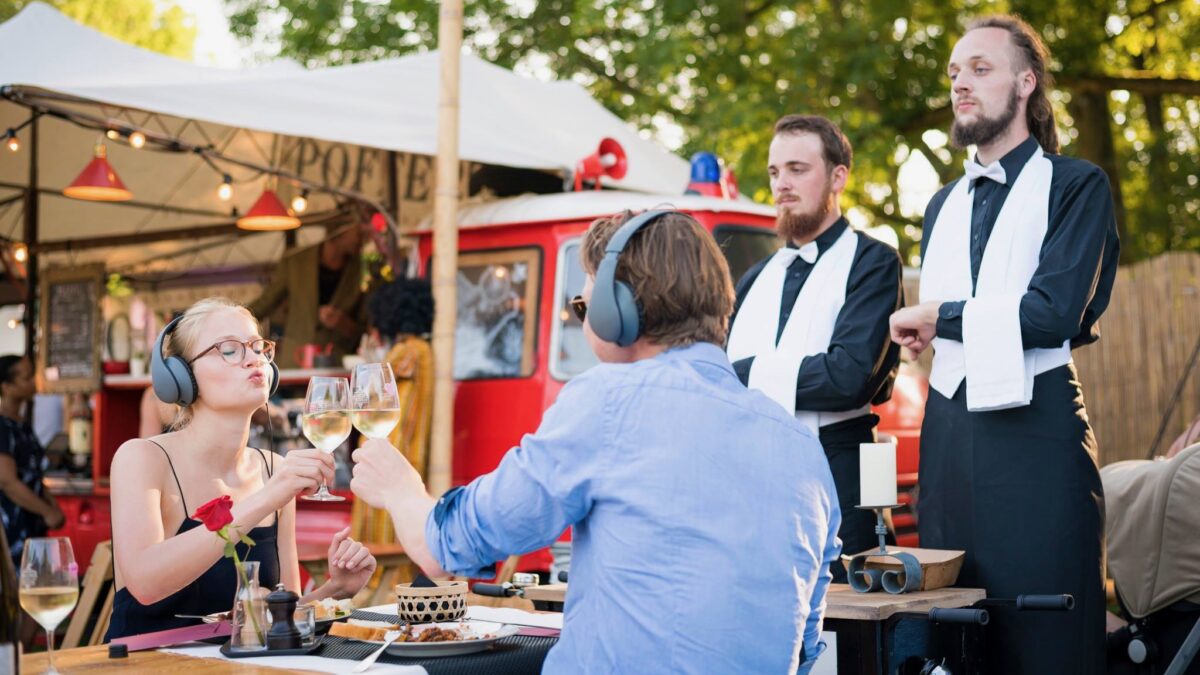 Tafeltje dekje Man in Pak Producties obers aan tafel