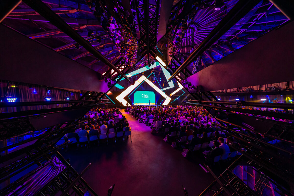 Event booking.com - zaal met uitgelicht podium