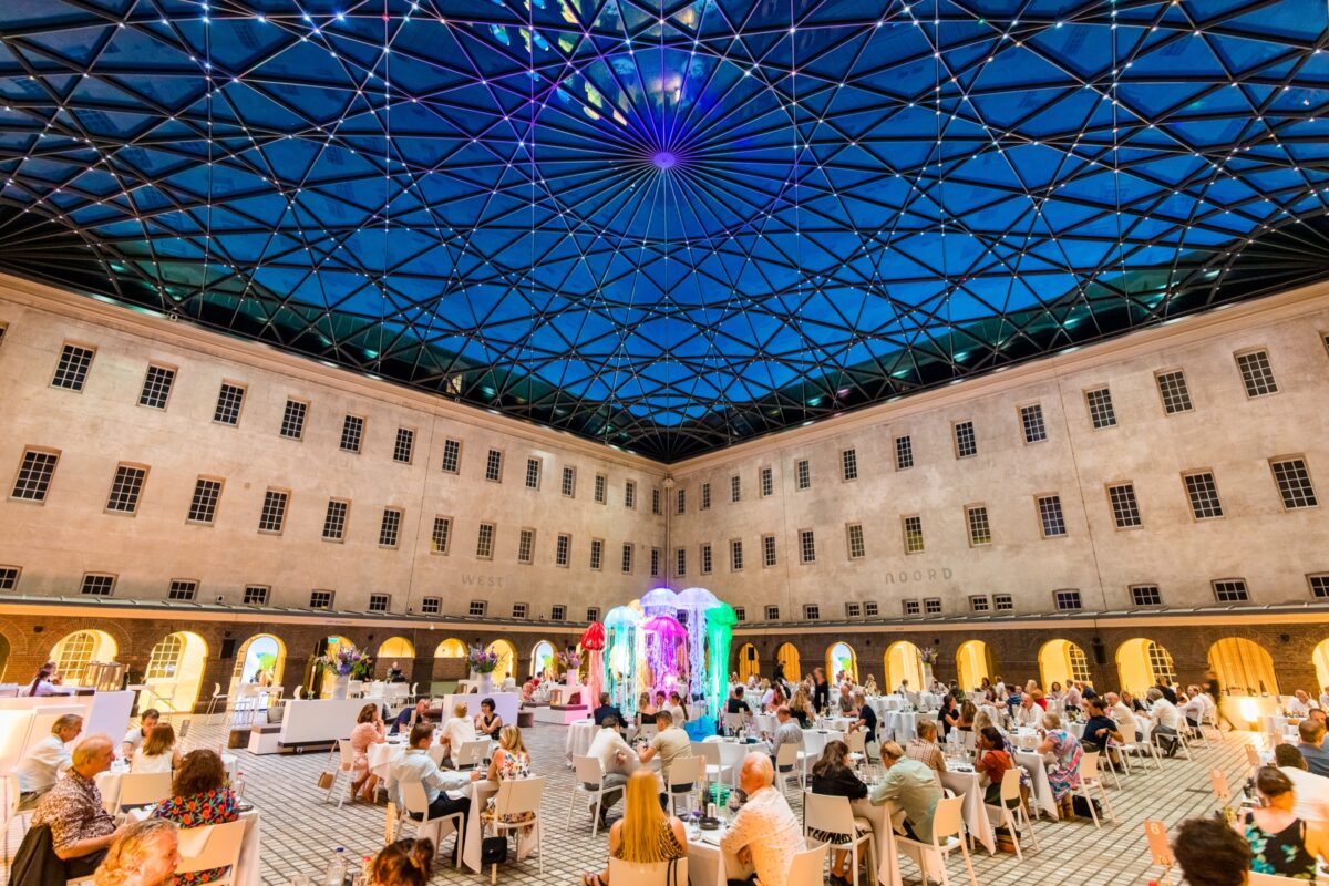 event borrel in het open plein van het scheepvaartmuseum