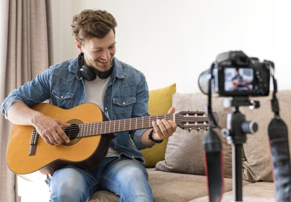 24streamer artiest met gitaar die wordt gefilmd