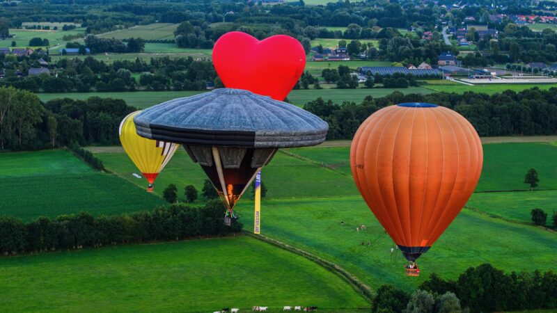 4 luchtballonnen tijdens Mysteryland 2020