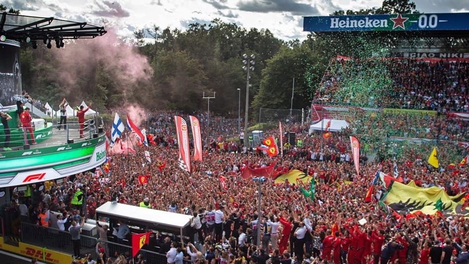 Backbone International - Formule 1 prijsuitreiking met winnaars op balkon en veel toeschouwers