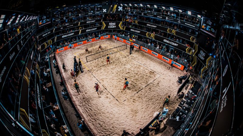Beachvolleybalveld met spelers en toeschouwers (foto-SetVexy)