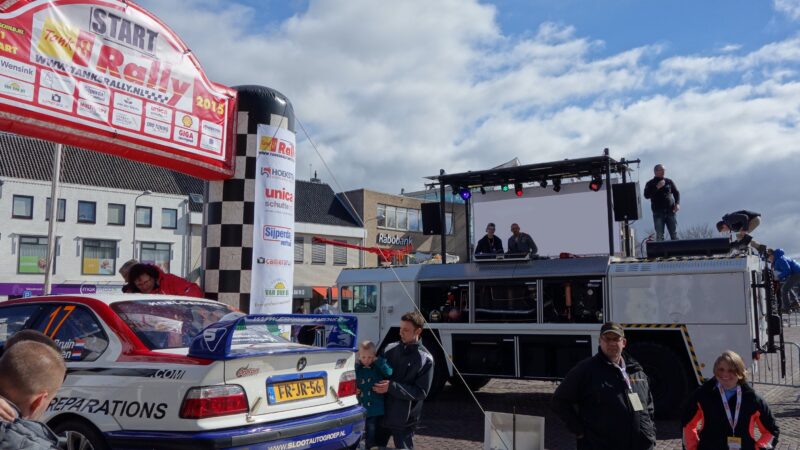 Brandmeester brandweerwagenauto bij de start van een rally