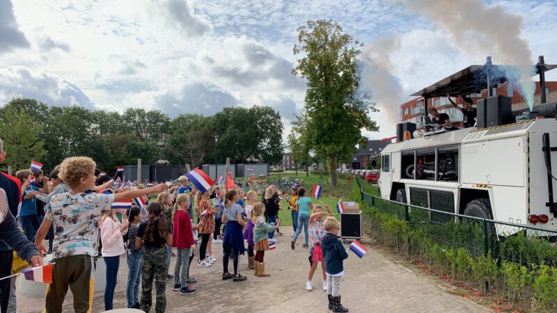 Brandmeester brandweerauto met Dj's en veel kinderen