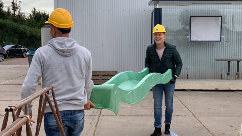 Chainreaction twee mannen met een groene glijbaan