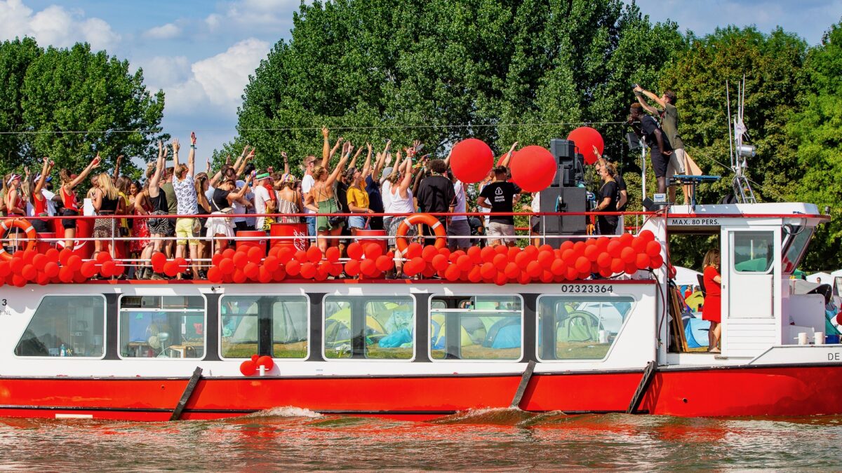Concert op een rood met witte boot die vaart