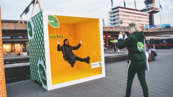 Doos van Fuzetea met schommel erin - merkactivatie