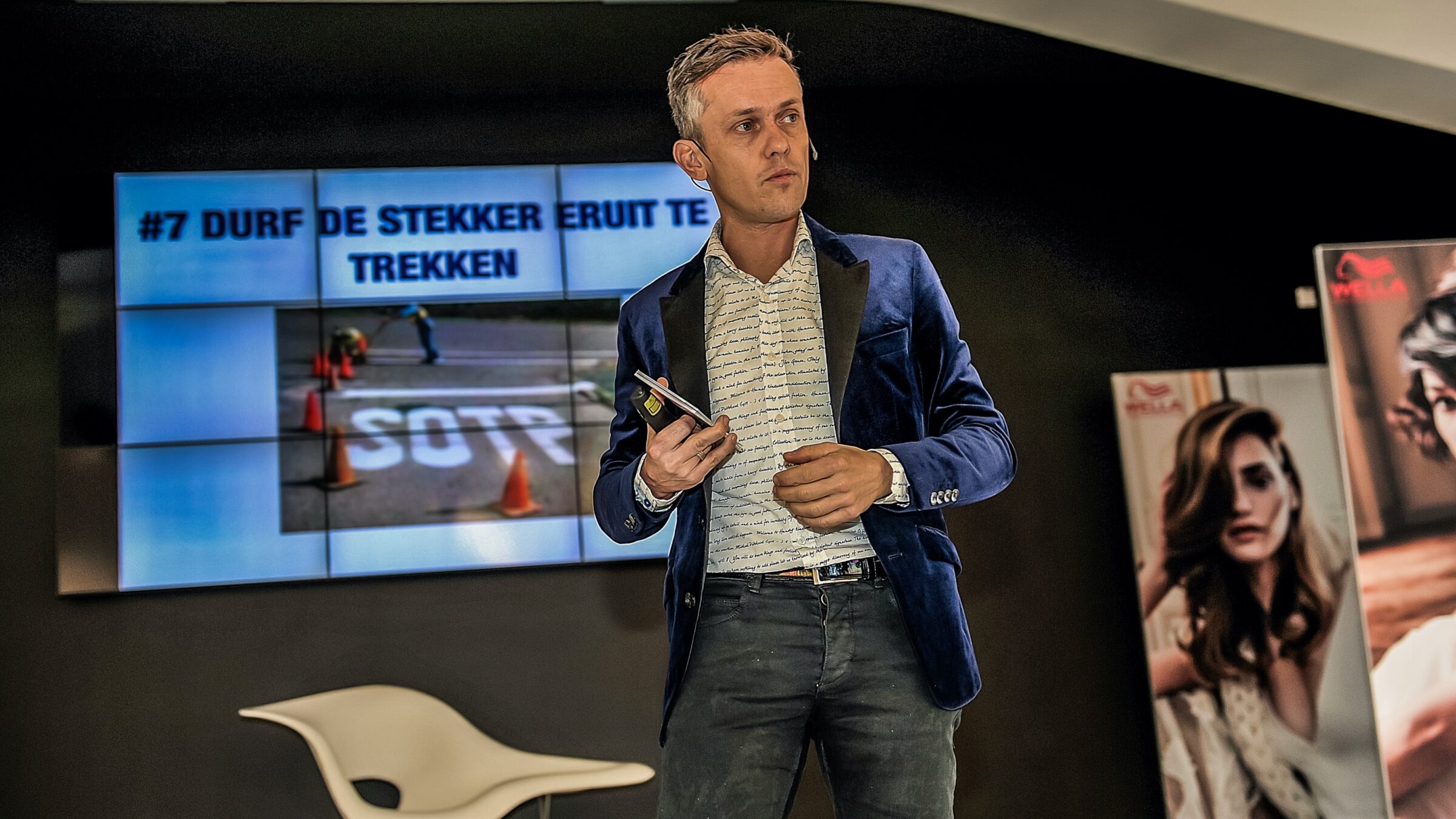 Hans Janssen DenkProducties op het podium (foto- Coos de Joode fotografie)