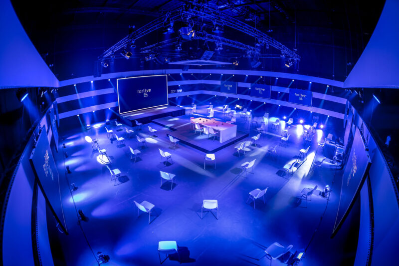 Zaal blauw uitgelicht met podium bij Central Studios voor hybride events