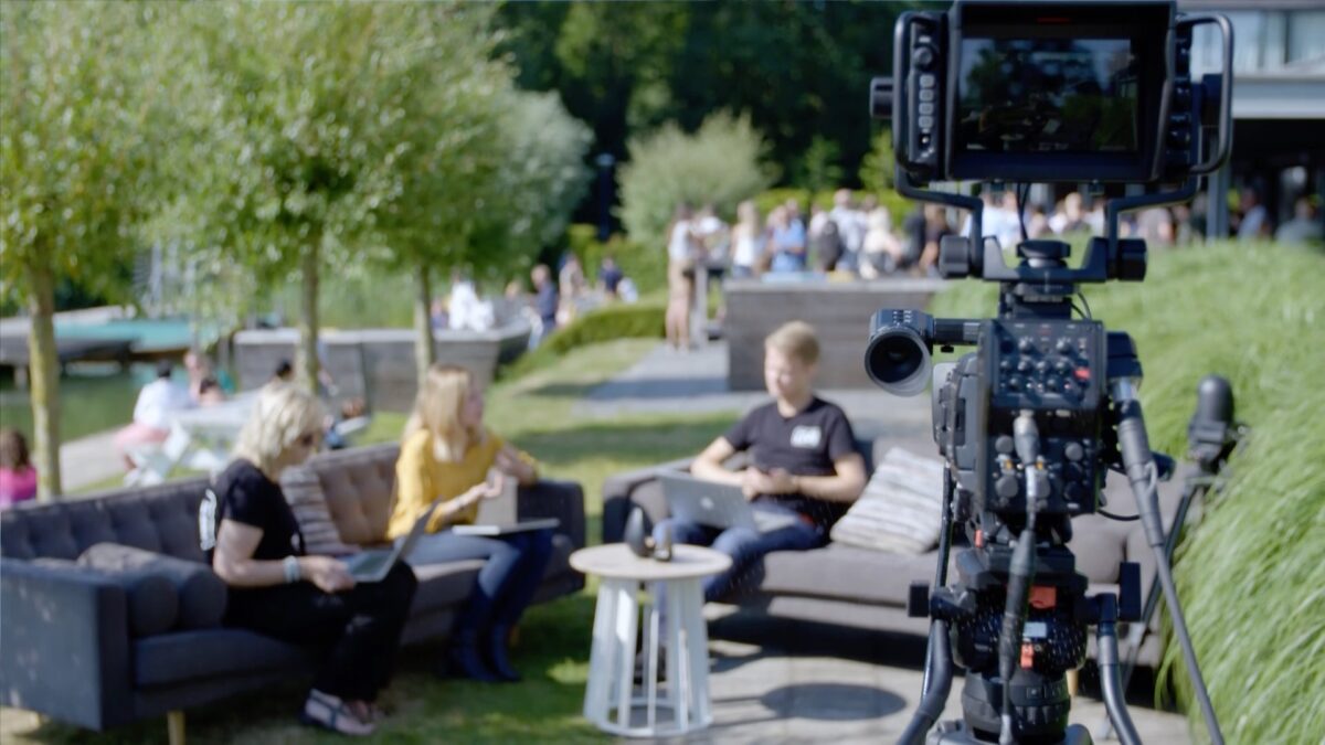 LIVEFORMATS We Are Live Buiten met camera