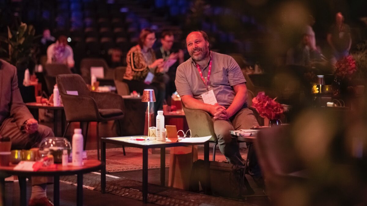 Lachende man tijdens anderhalve meter event