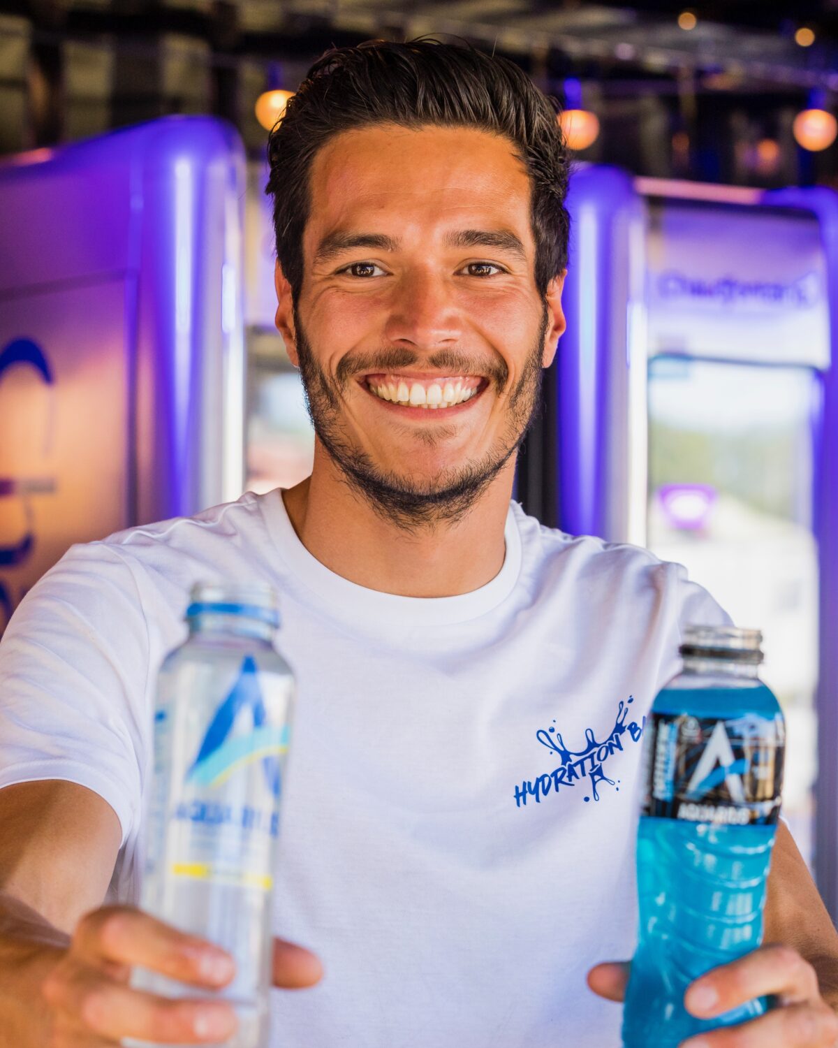 Lachende medewerker van Chase tijdens merkactivatie sportdrank