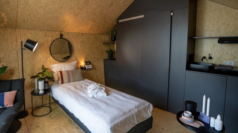 Liffin ingerichte tent met bed en keuken