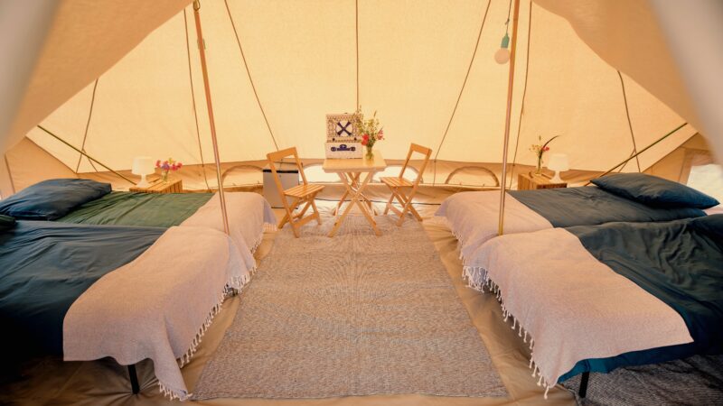 Liffin natuurlijk glamping tent met 4 bedden en zitje