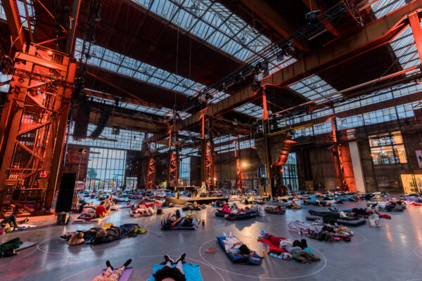 Ligconcert-Werkspoorkathedraal - Mensen op de grond (Photo- Joni Israeli)