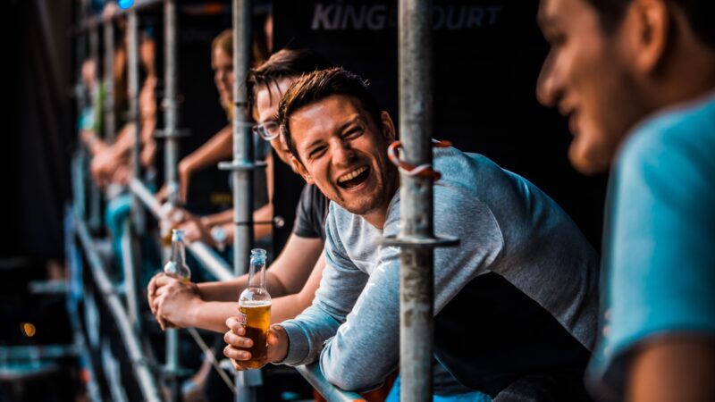 Man met Desperado biertje in de hand tijdens King of the Court (foto-SetVexy)