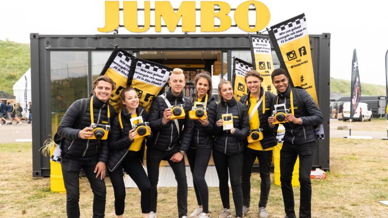 Merkactivatie Jumbo met 7 medewerkers met polaroid camera (Photo: Wildschieters)