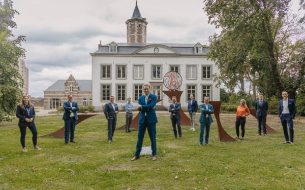 Mise en Place management - personen in een tuin voor een kasteel