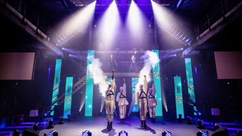 Optreden met mensen in witte pakken bij ProjectPlayground_©FlorisHeuer_1704