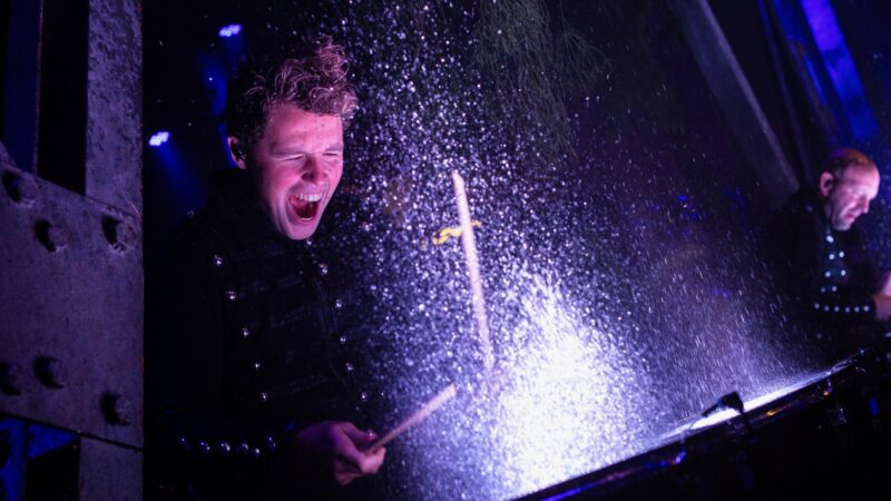 Optreden van drummer met water bij ProjectPlayground_©FlorisHeuer_1310