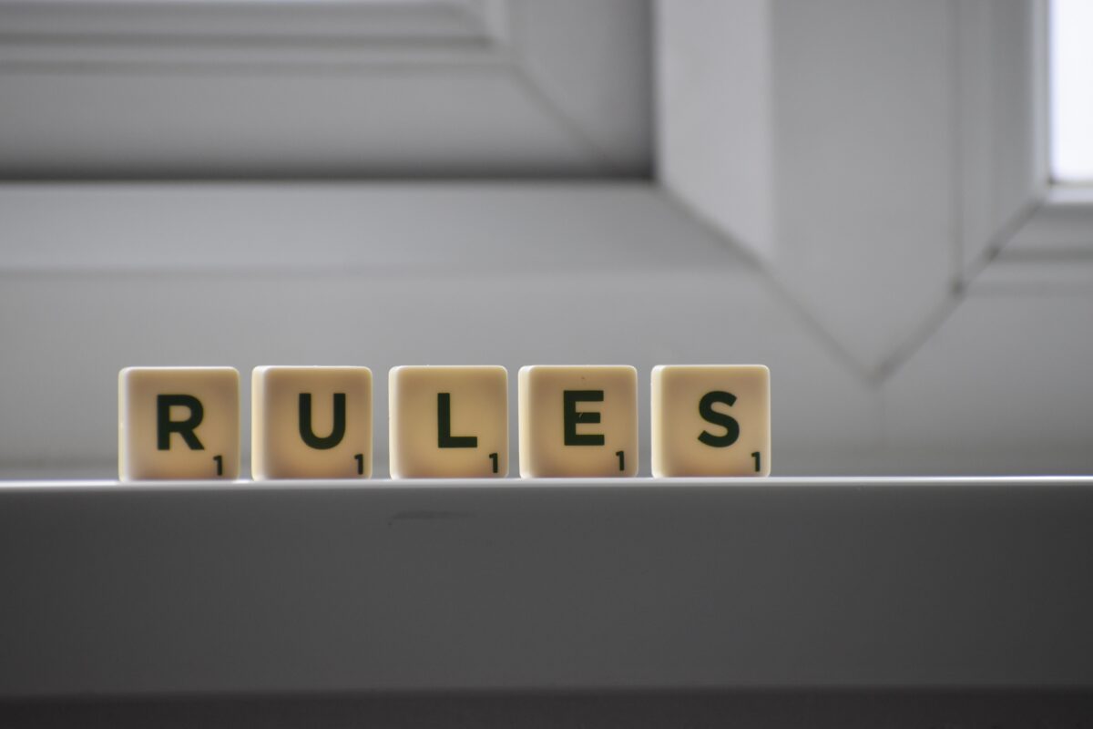Scrabble letters die het woord rules maken