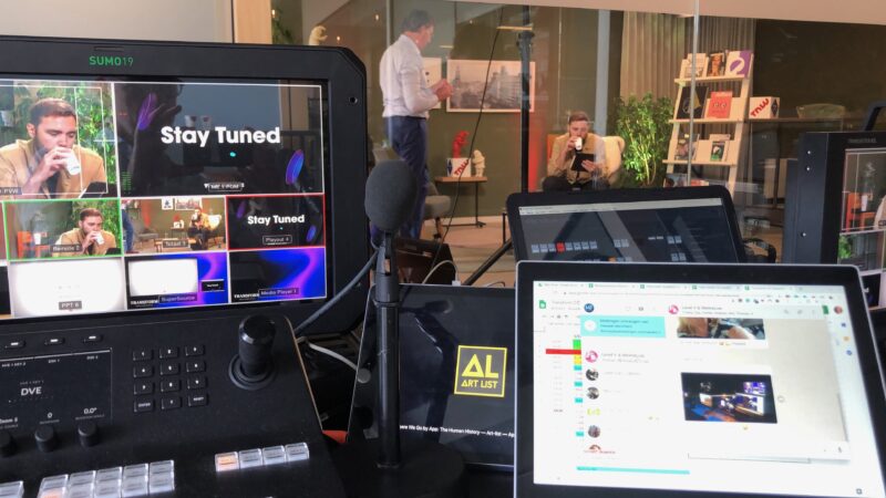 TNW couch conference schermen met studio op de achtergrond door We Are Live
