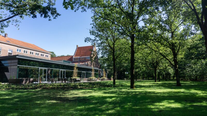 Terras KonneKt met uitzicht op bos