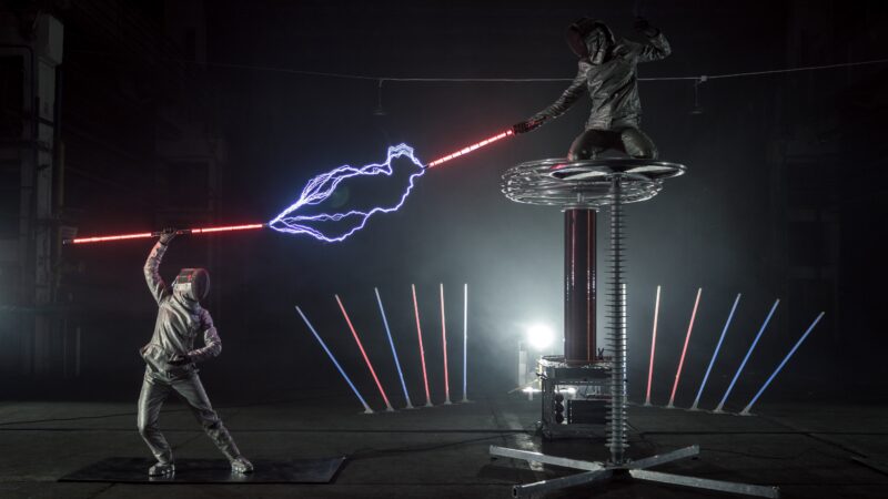 Twee zwaardvechters met laserzwaarden en electriciteit tijdens Tesla event