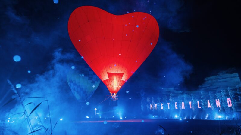 Uitgelichte rode hartvormige luchtballon tijdens Mysteryland 2020