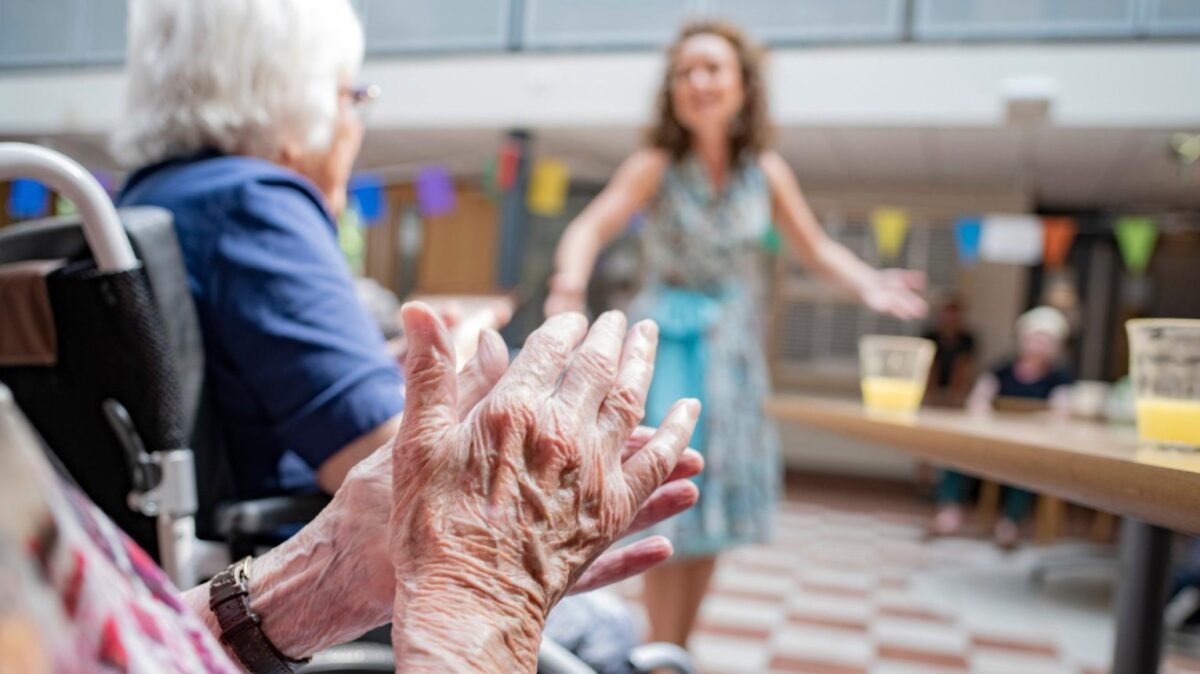 Ouderen die klappen tijdens een voorstelling van de Vattenfall Foundation