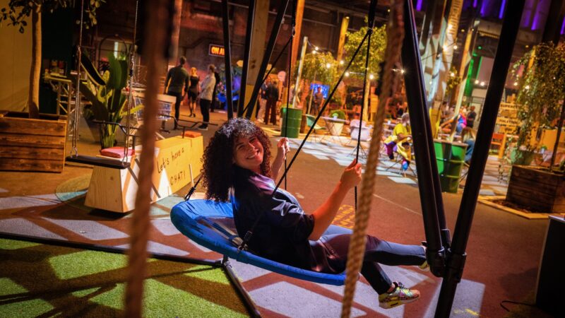 Vrouw op schommel bij ProjectPlayground_©FlorisHeuer_2468
