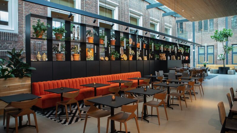 Wand met planten in restaurant KonneKt bij Kontakt der Kontinenten