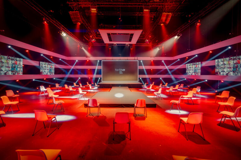 Zaal rood uitgelicht met podium bij Central Studios voor hybride events