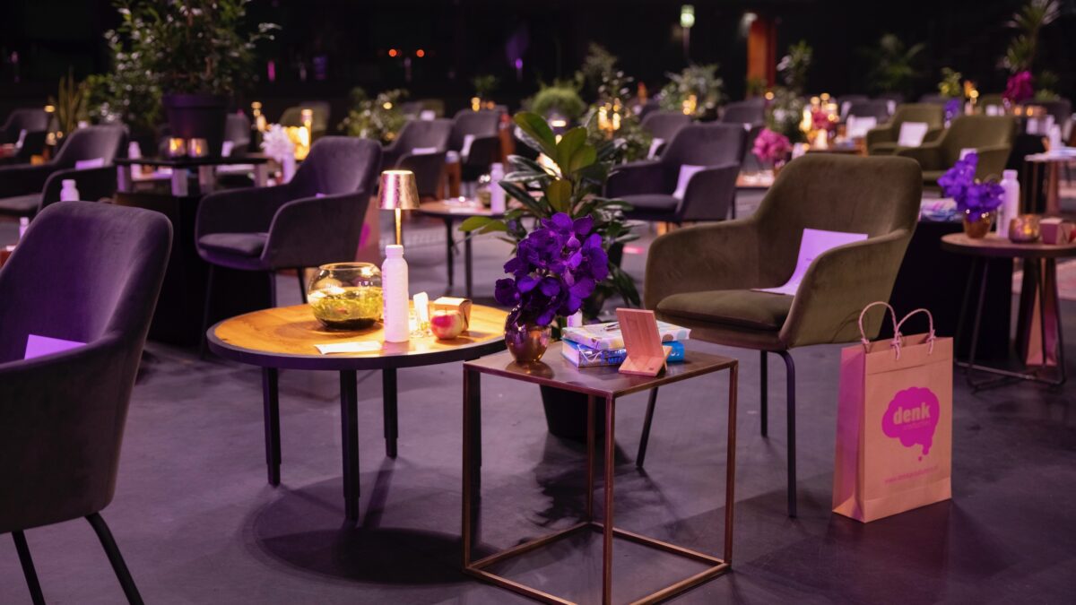 Zaalsetting die klaar staat voor een coronaproof event met een tasje van Denkproducties