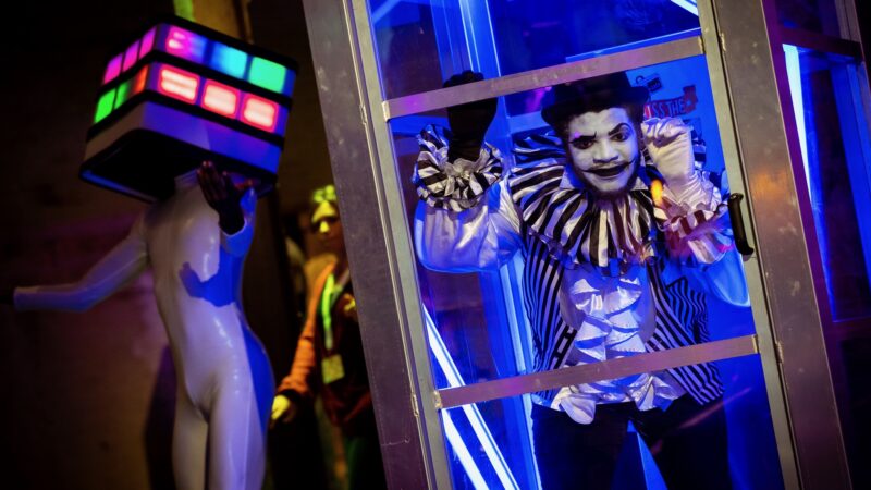 Zwart witte clown mimespeler in telefooncel bij ProjectPlayground_©FlorisHeuer_0541