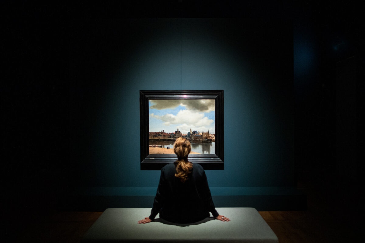 Alleen met Vermeer - vrouw voor schilderij van Vermeer