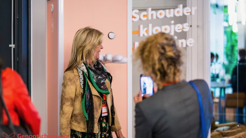 Bianca bij schouderklopjesmachine tijdens bijeenkomst Genootschap-voor-Eventmanagers