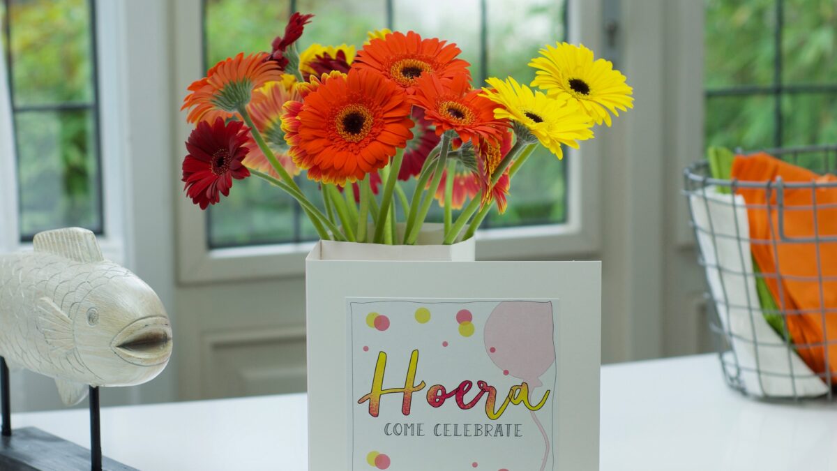 Bloomincard bosje bloemen met kaart Hoera erbij