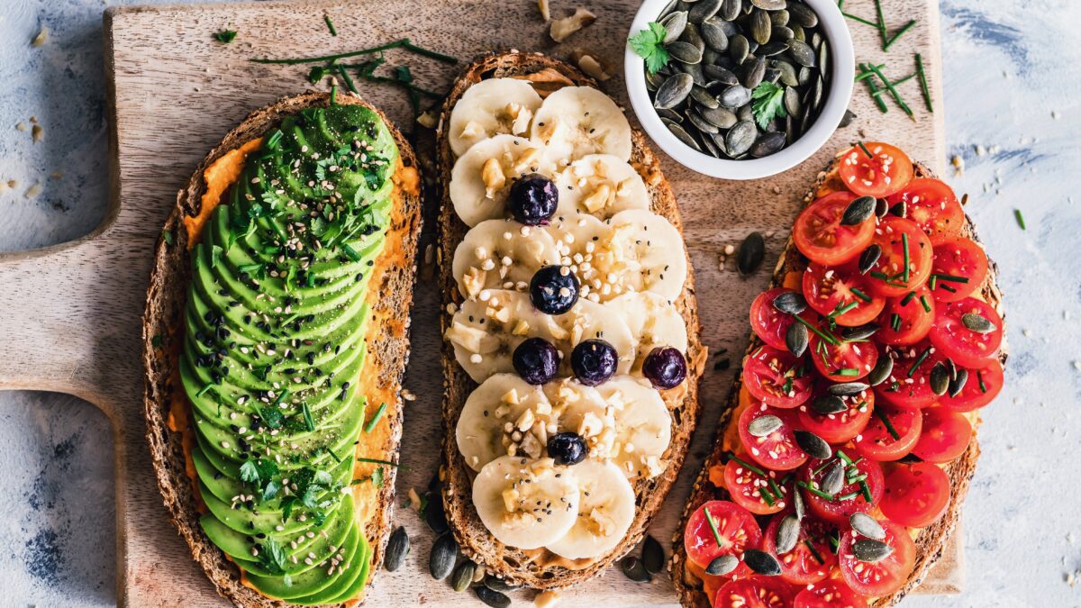 Broodjes met avocado, banaan en tomaat (foto- Ella Olsson) - foodtrends