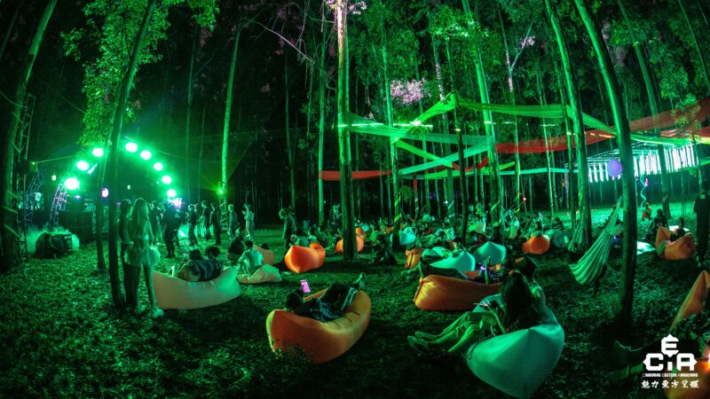 CEA dancefestival China - chillhoek met zitzakken en groen licht in bos