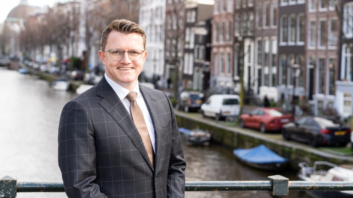 Daan Riemeijer Performance Travel op de gracht in Amsterdam