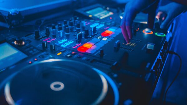 Dj bij DJ booth