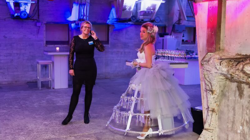 Judith Elshof (JuDid) en champagnedame bij beslist.nl awards