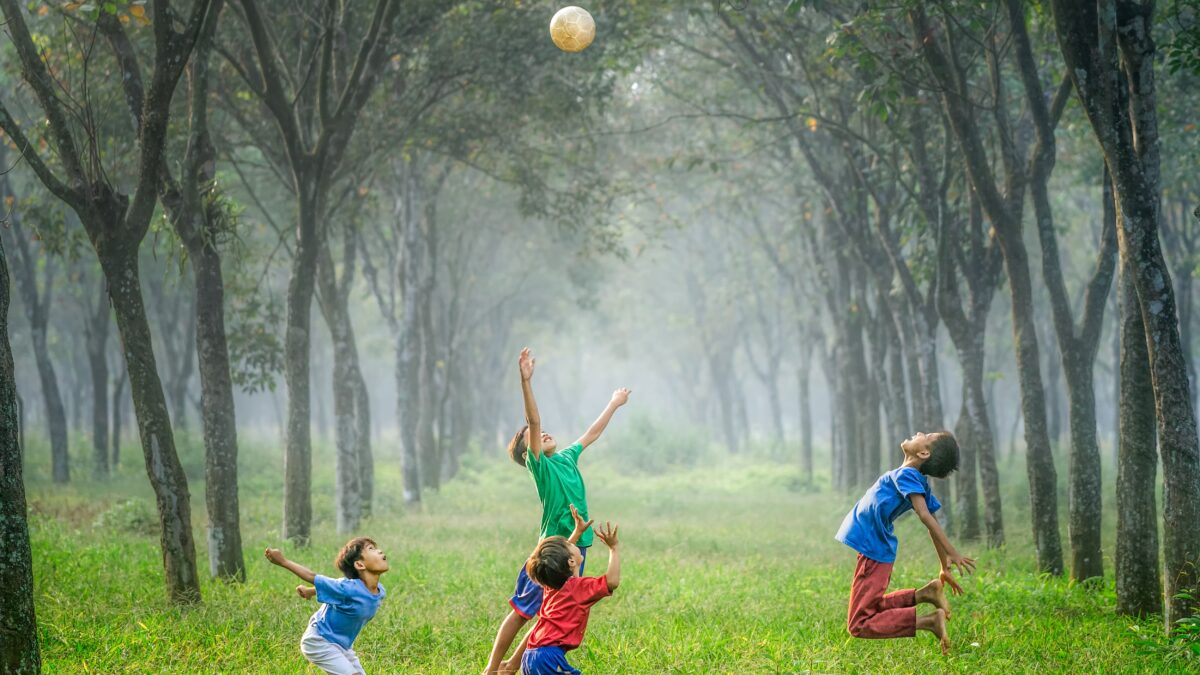 Kinderen gooien bal in de lucht