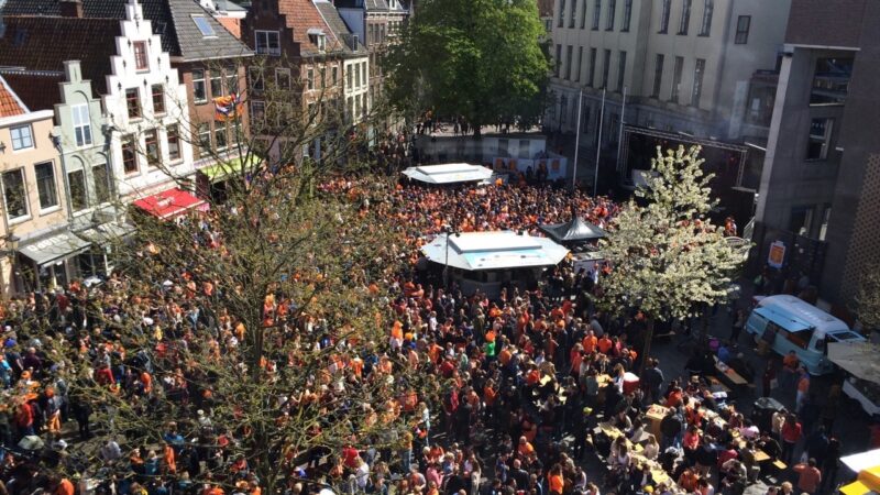 Koningsdag 2015 plein met veel mensen - JuDid