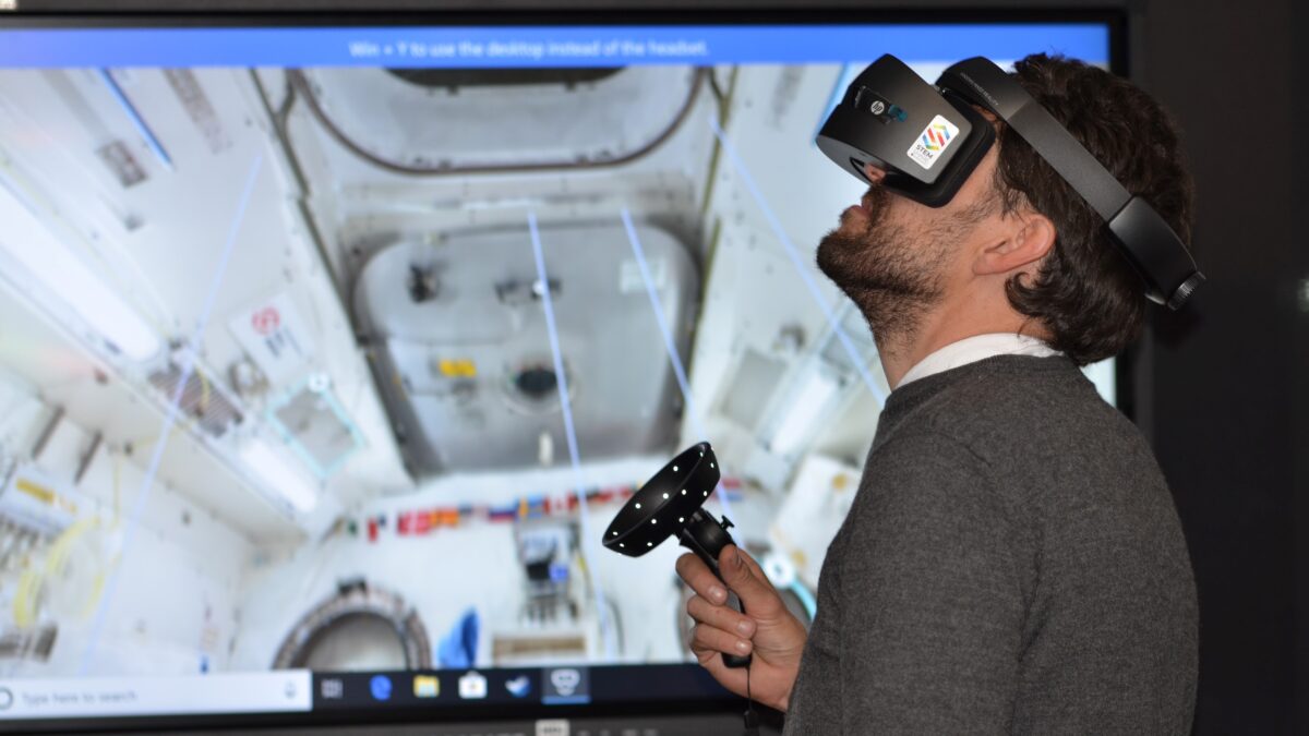 Man kijkt naar scherm met VR bril (Laurens Derks)