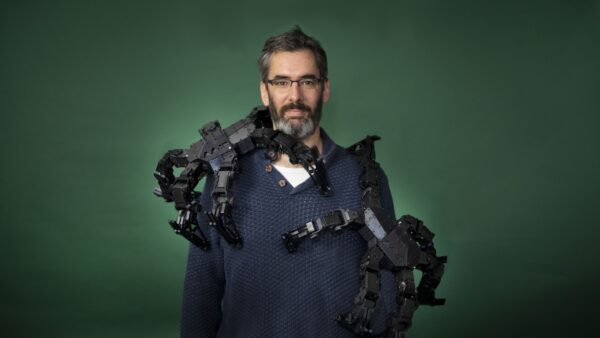 Man met robotarm om zich heen Operation Pandora