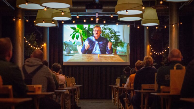 Directeur Ebben Inspyrium spreekt medewerkers toe op film bij Inspyrium